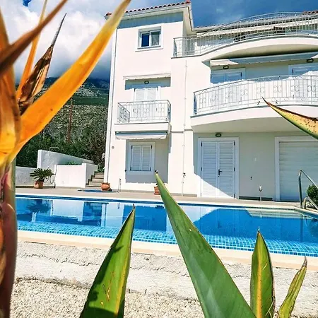 Upsidedown Villa. Amazing Views! Вилла Лурдата