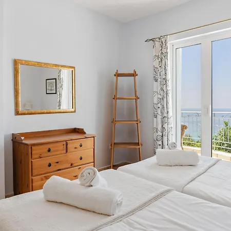 Вилла Upsidedown Villa. Amazing Views! Лурдата